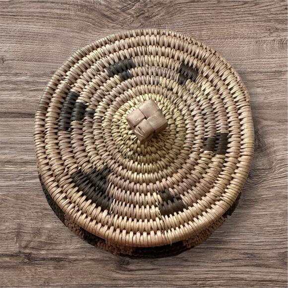 Vintage Native American 
HANDWOVEN COIL Southwest Lidded Basket Jar OOAC - Picture 2 of 12